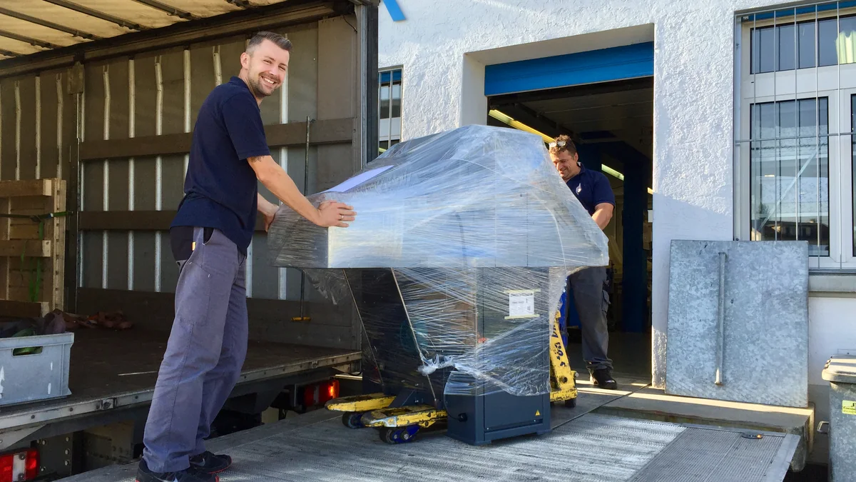 Anlieferung einer neuen Druckmaschine bei der Oetterli Druck AG in Eschenbach